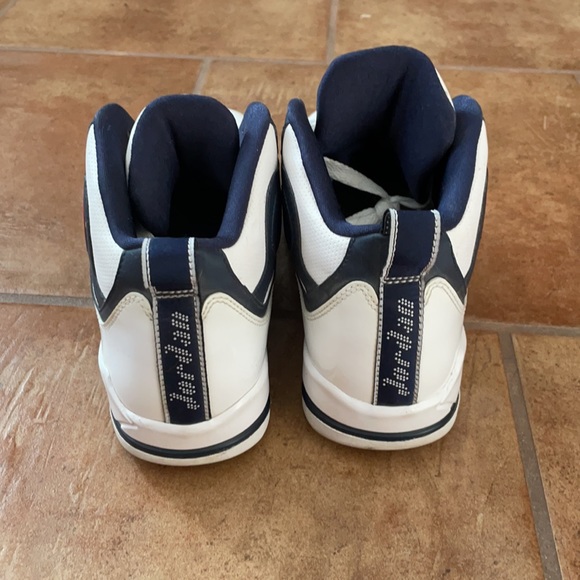 Throwback Jordan’s - Picture 4 of 5
